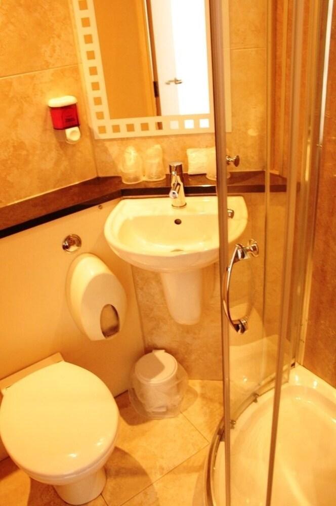 Manchester Hotel 3*